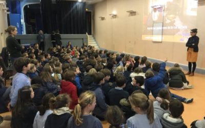 En participant au salaire d’une animatrice, la Fondation apporte une aide au programme d’information des jeunes mis en œuvre par l’association Aux Captifs, la Libération.