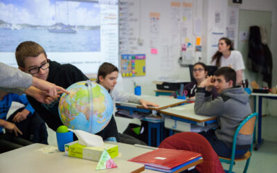 L’association L’École à l’hôpital permet d’offrir un enseignement à 4 000 jeunes malades de 5 à 25 ans durant leur hospitalisation, en complémentarité avec l’Éducation nationale.