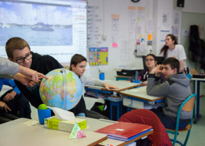 L’association L’École à l’hôpital permet d’offrir un enseignement à 4 000 jeunes malades de 5 à 25 ans durant leur hospitalisation, en complémentarité avec l’Éducation nationale.